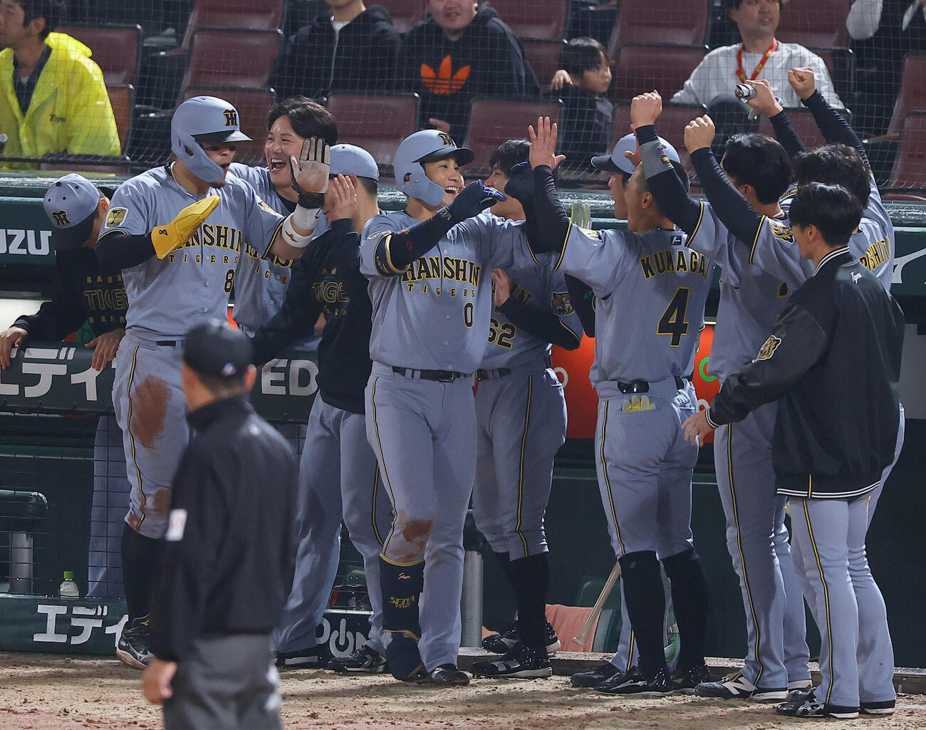 広島対阪神　10回表阪神1死一塁、勝ち越し2点本塁打を放った木浪（中央）はナインの出迎えを受ける（撮影・上田博志）