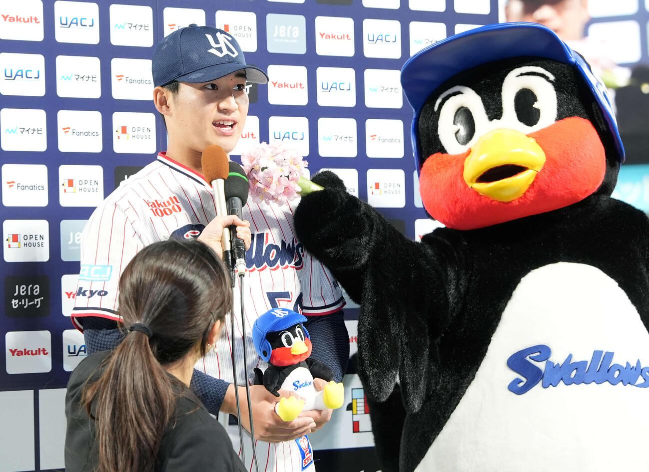 ヤクルト対中日　中日に勝利しヒーローインタビューを受けるヤクルト田中（撮影・小島史椰）