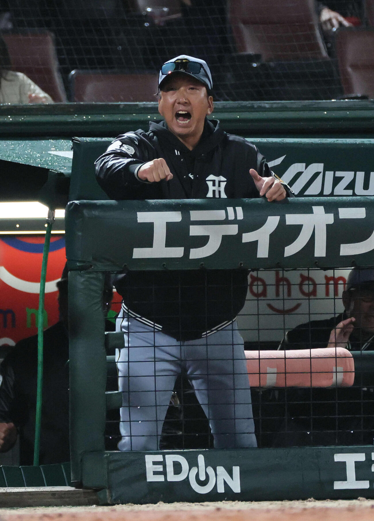 広島対阪神　9回表阪神2死二、三塁、中野の同点適時二塁打にベンチで歓喜する藤川監督（撮影・加藤孝規）