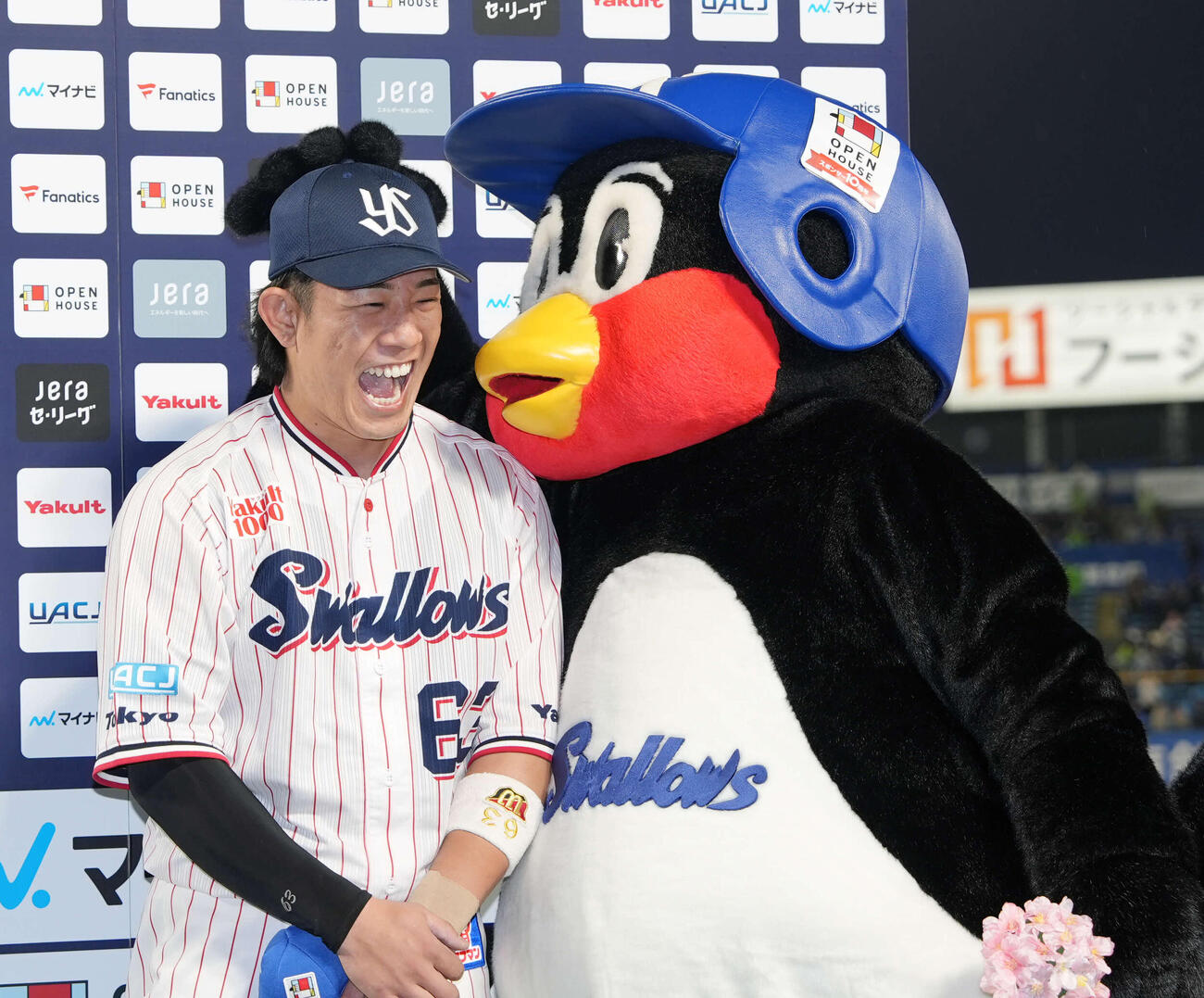 ヤクルト対中日　中日に勝利しヒーローインタビューを受けるヤクルト増田（撮影・小島史椰）