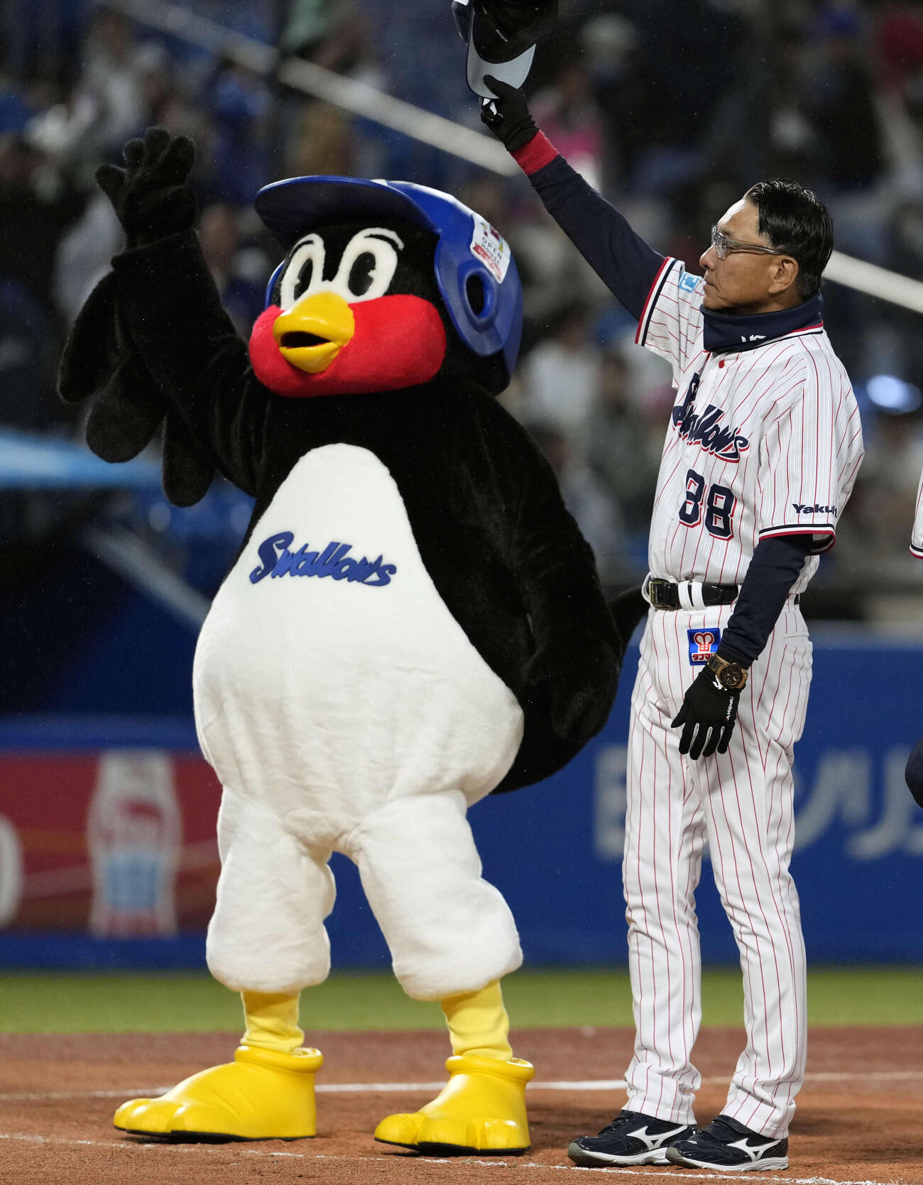 ヤクルト対中日　中日に勝利しスタンドに手を振るつば九郎（左）とヤクルト池山監督（撮影・小島史椰）