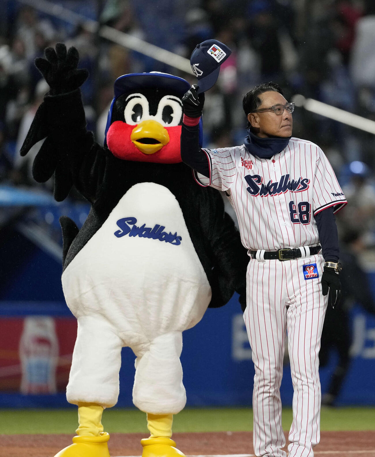 ヤクルト対中日　中日に勝利しスタンドに手を振るつば九郎（左）とヤクルト池山監督（撮影・小島史椰）