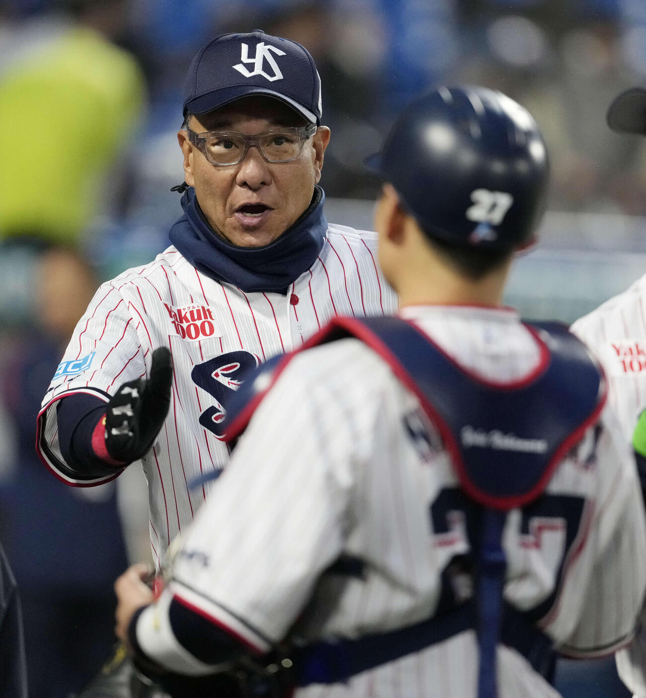 ヤクルト対中日　中日に勝利し選手とタッチを交わすヤクルト池山監督（撮影・小島史椰）