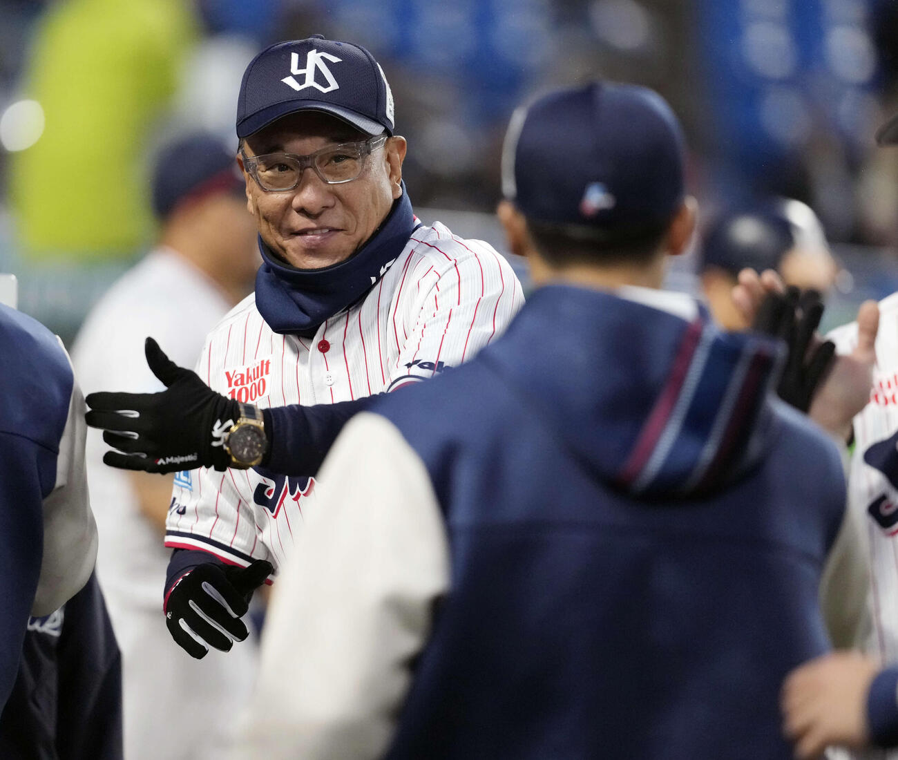 ヤクルト対中日　中日に勝利し選手とタッチを交わすヤクルト池山監督（撮影・小島史椰）