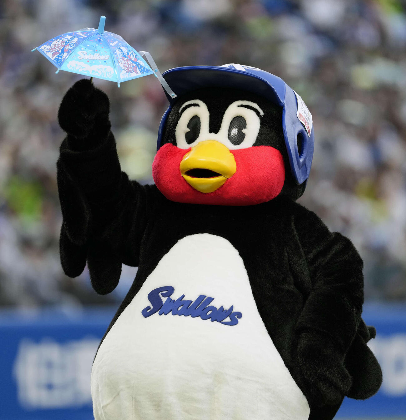 ヤクルト対中日　6回表終了後、パフォーマンスをするつば九郎（撮影・小島史椰）