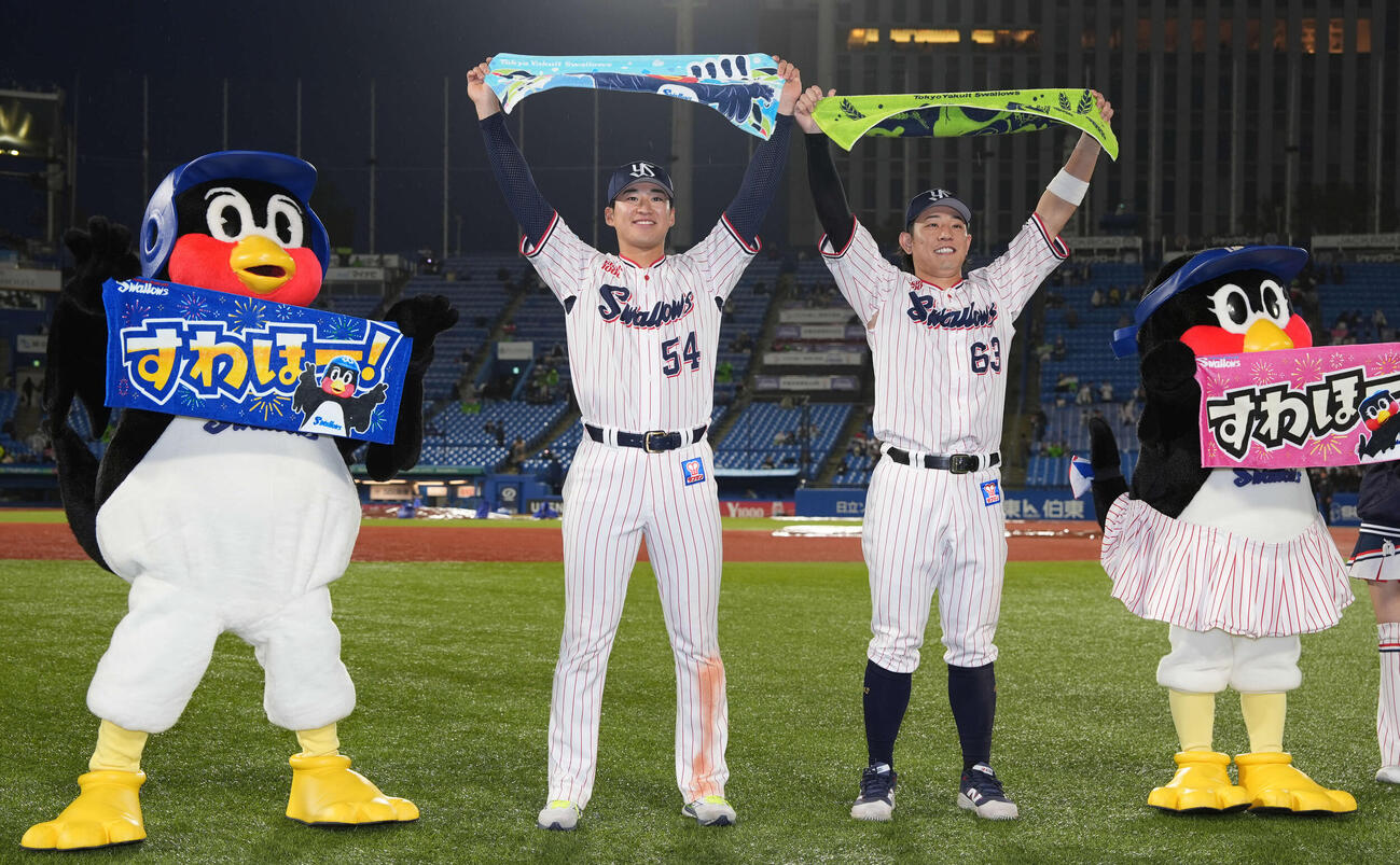 ヤクルト対中日　中日に勝利し、タオルを掲げスタンドにあいさつする、左からつば九郎、田中、増田、つばみ（撮影・小島史椰）