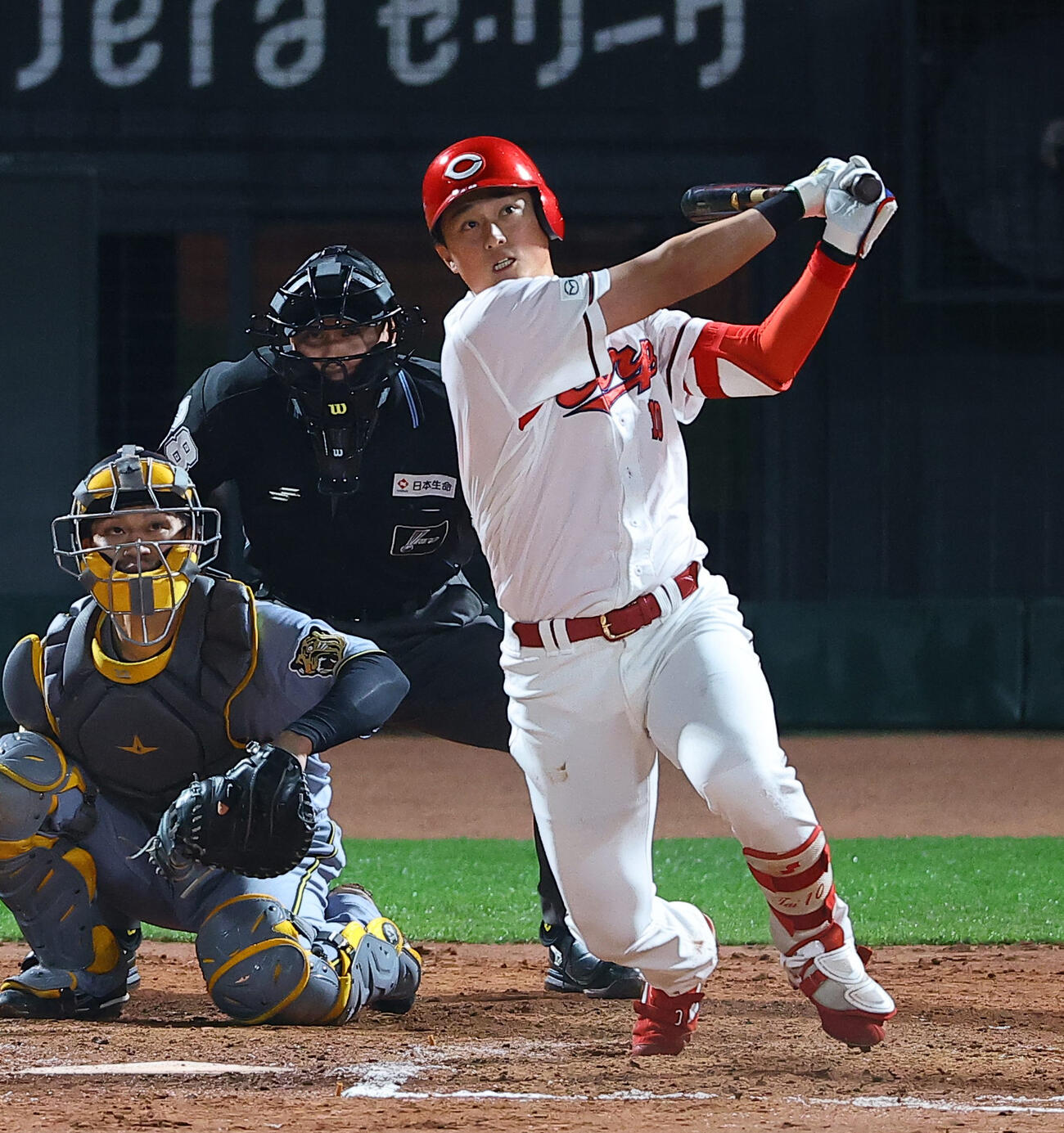 広島対阪神　8回裏広島無死、左中間へプロ初本塁打を放つ佐々木（撮影・上田博志）