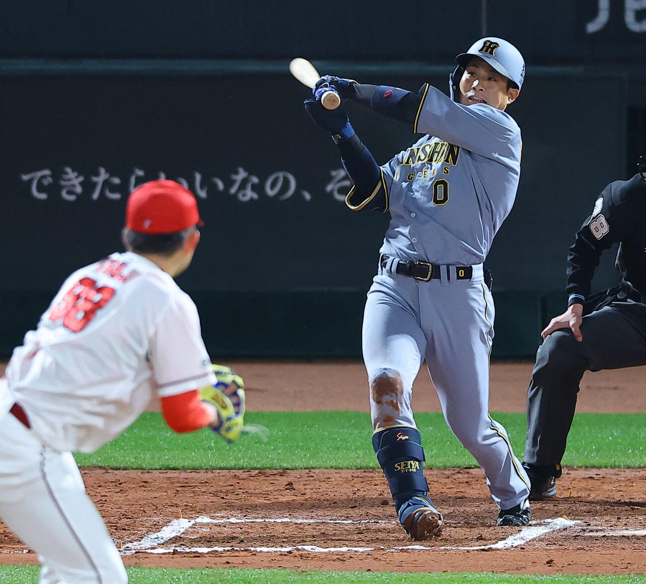 広島対阪神　10回表阪神1死一塁、木浪は勝ち越し2点本塁打を放つ（撮影・上田博志）