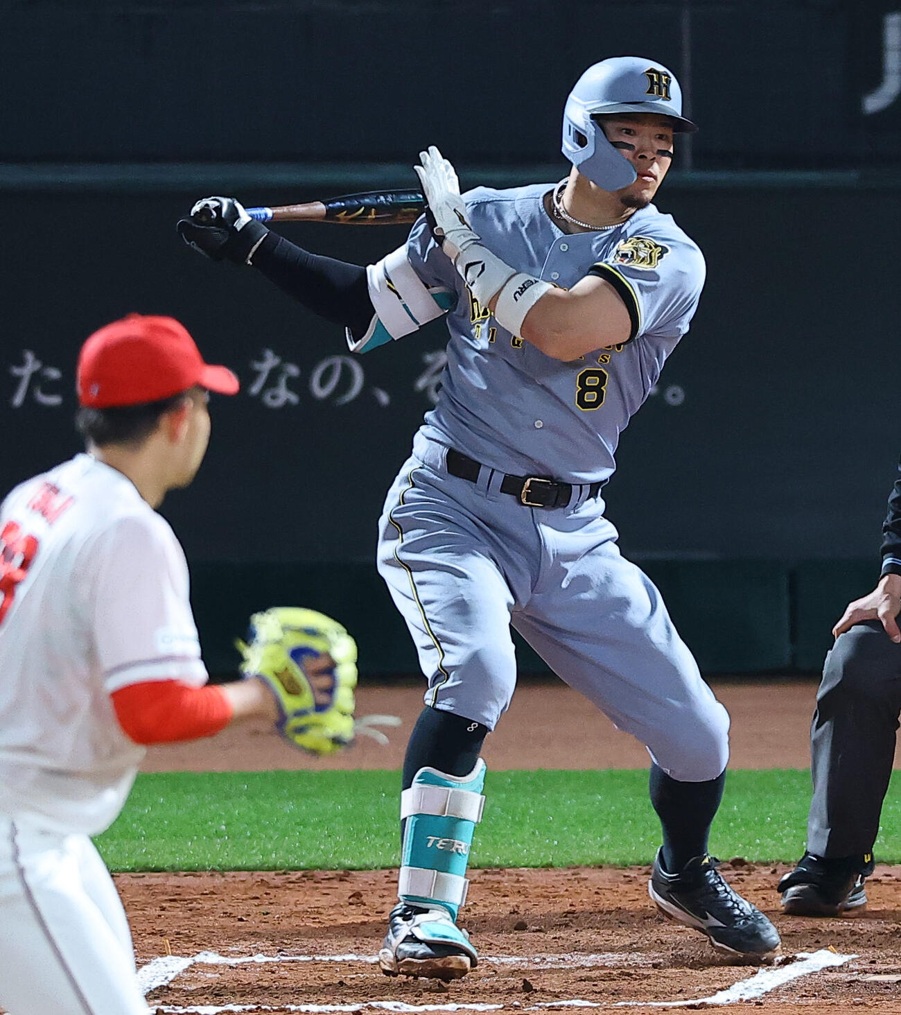 広島対阪神　10回表阪神無死、佐藤は左前打を放つ（撮影・上田博志）