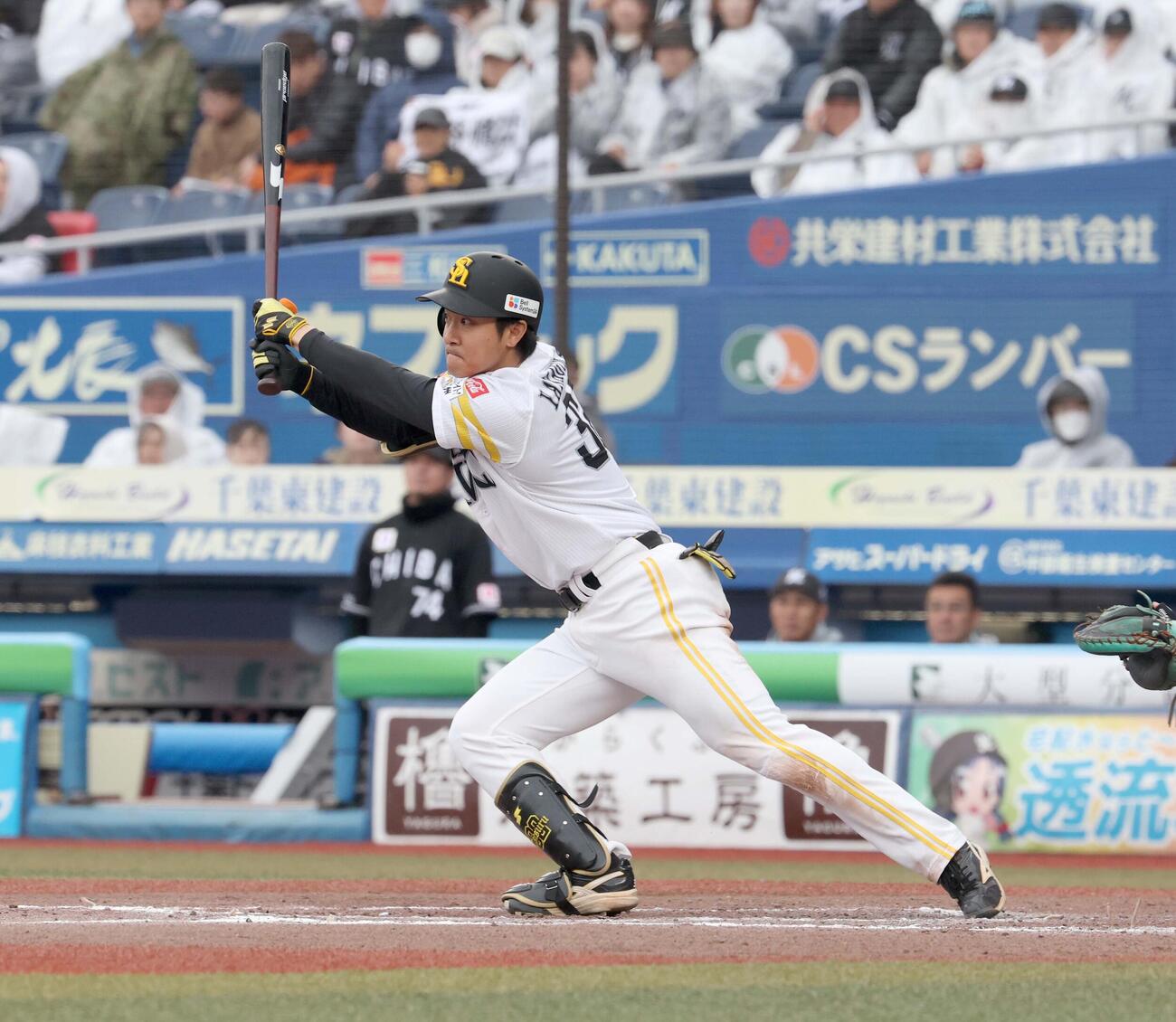 ロッテ対ソフトバンク　7回表ソフトバンク2死満塁、走者一掃の二塁打を放つ柳町（撮影・黒川智章）