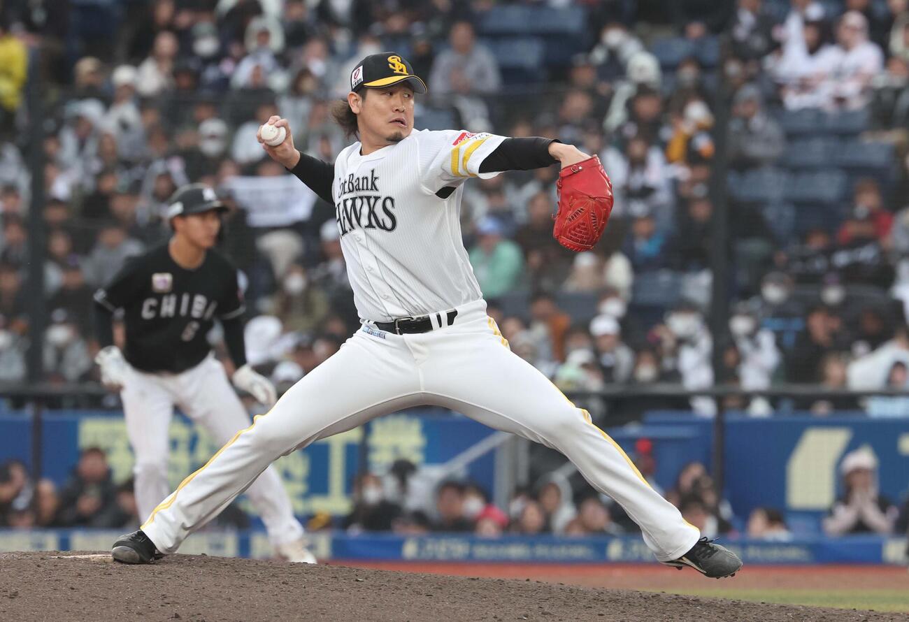 ロッテ対ソフトバンク　9回途中登板の杉山（撮影・黒川智章）