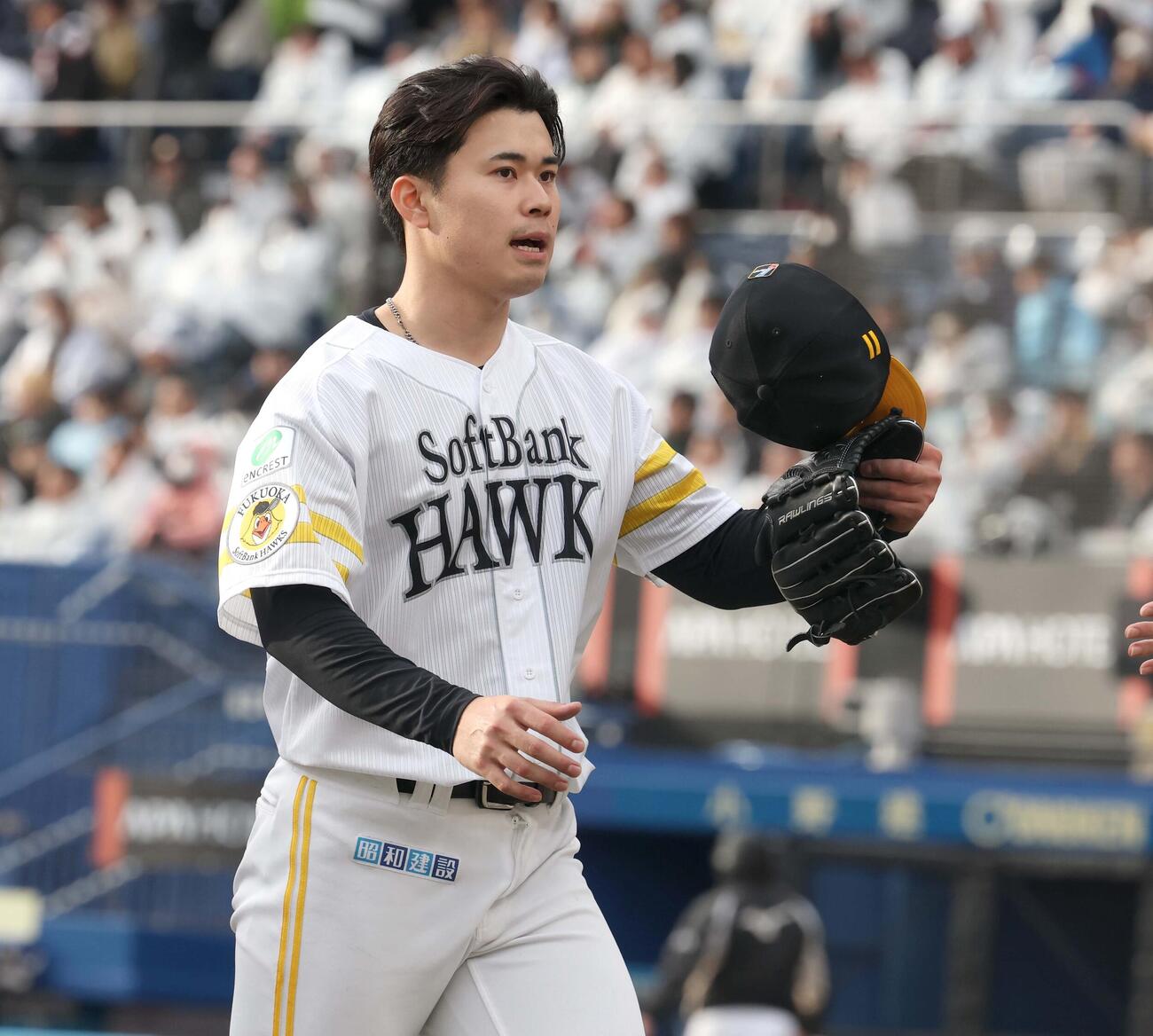 ロッテ対ソフトバンク　7回を投げ終えベンチに戻る松本晴（撮影・黒川智章）