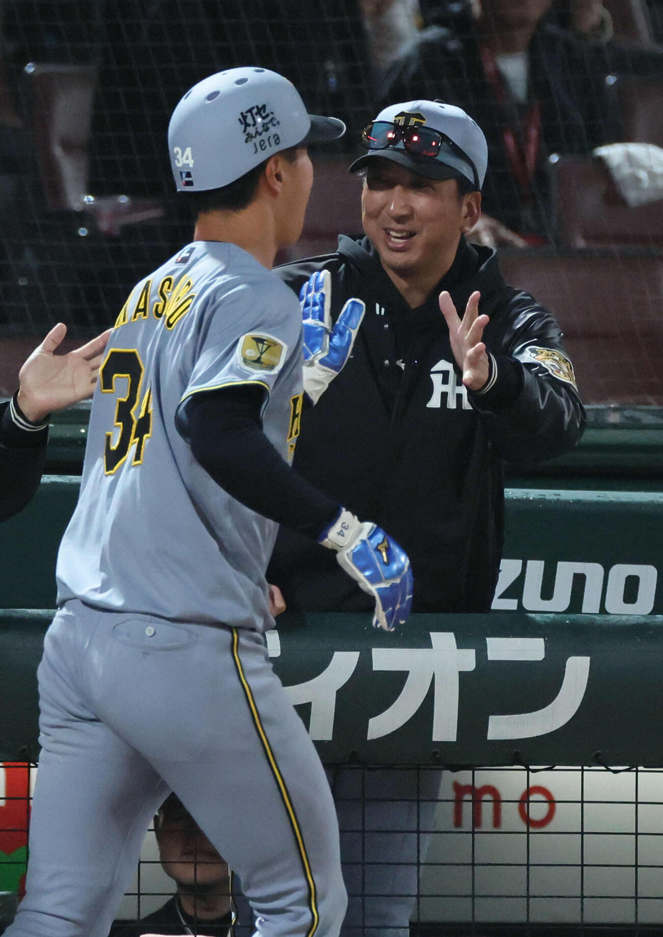広島対阪神　9回表阪神2死二、三塁、中野の同点左2点適時二塁打に沸く藤川監督（撮影・加藤孝規）