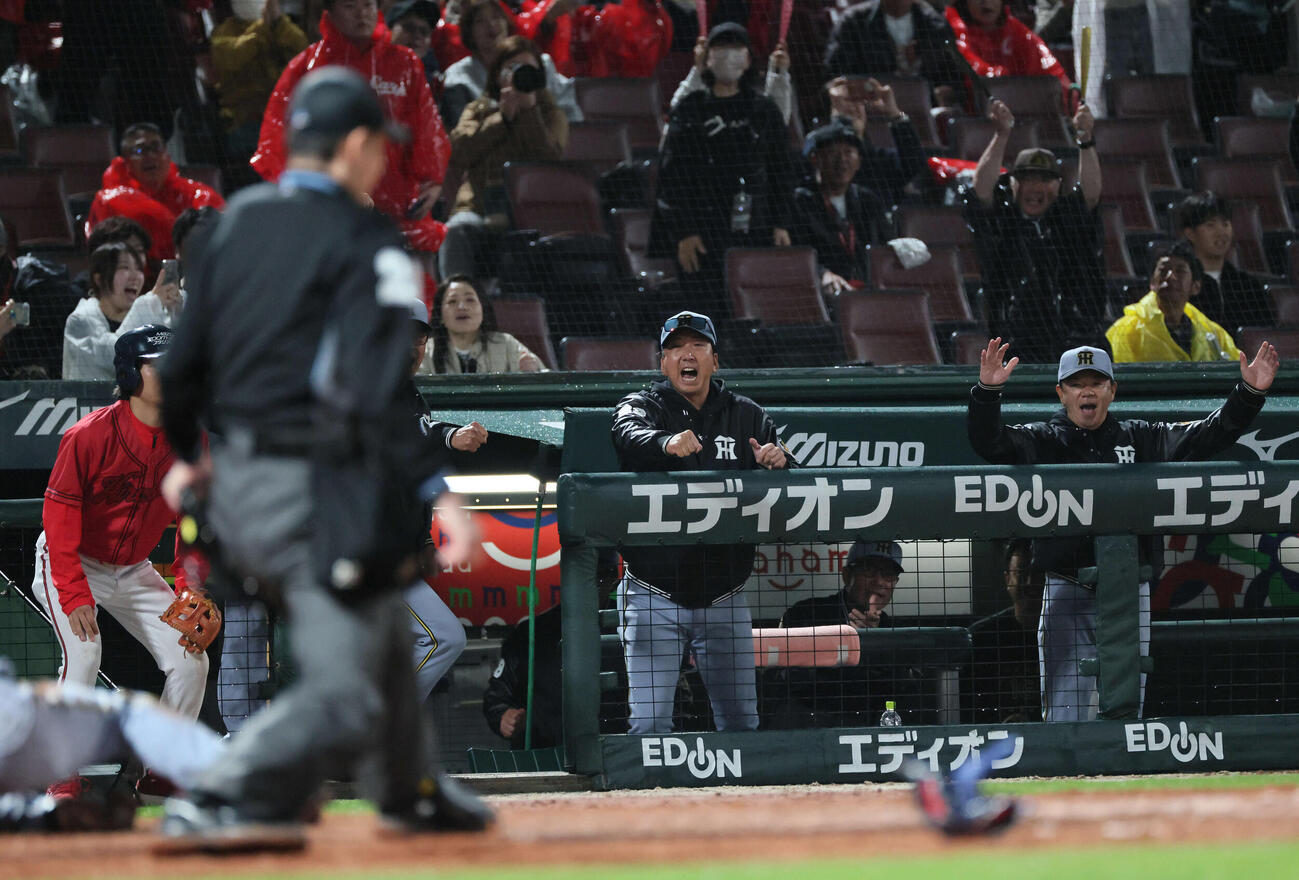 広島対阪神　9回表阪神2死二、三塁、中野の同点左2点適時二塁打に沸く藤川監督（撮影・加藤孝規）