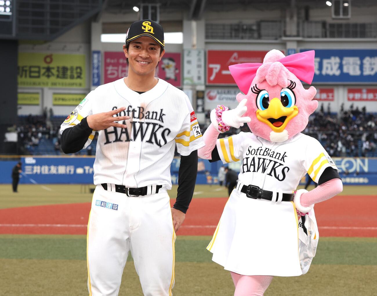ロッテ対ソフトバンク　試合後、ポーズを決めるソフトバンク柳町（撮影・黒川智章）