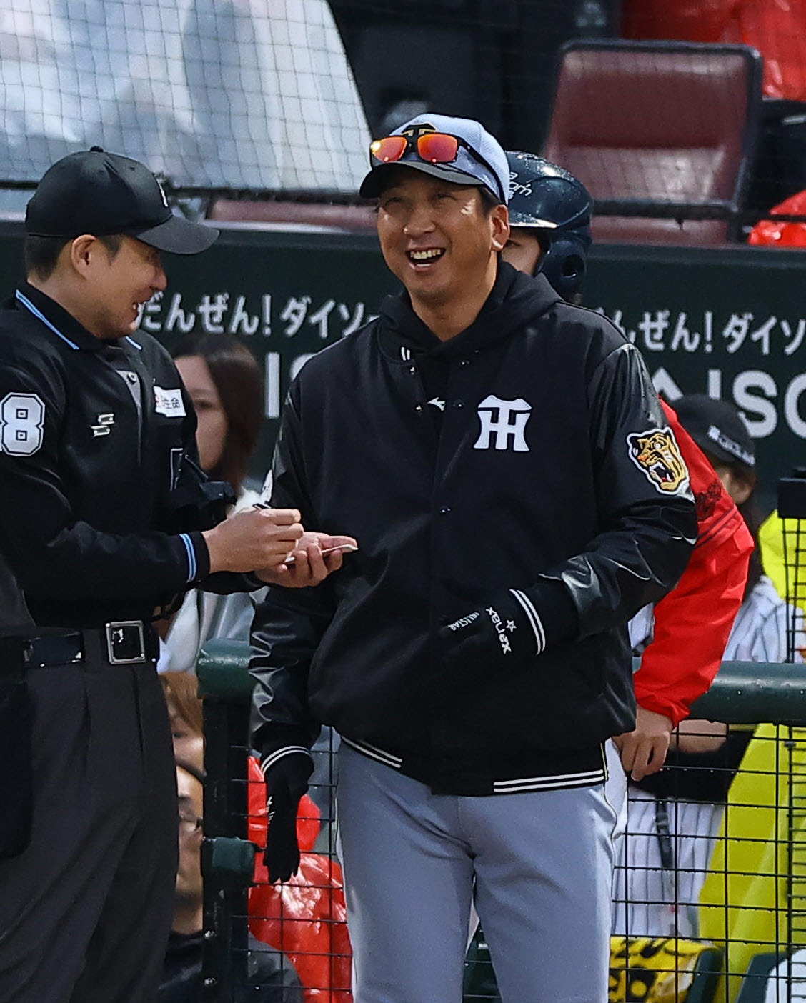 広島対阪神　選手交代を告げる藤川監督（撮影・上田博志）