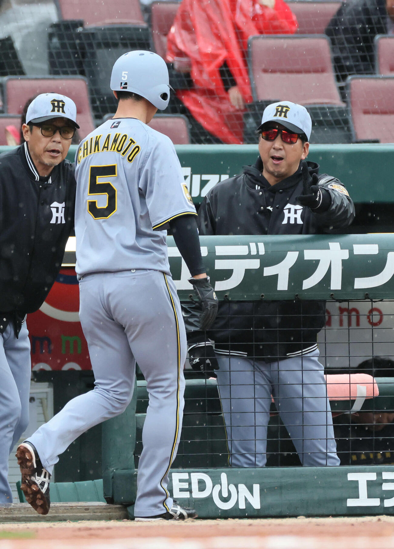 広島対阪神　1回表阪神2死二塁、佐藤輝の先制中前適時打で生還した近本を迎える藤川監督（撮影・加藤孝規）
