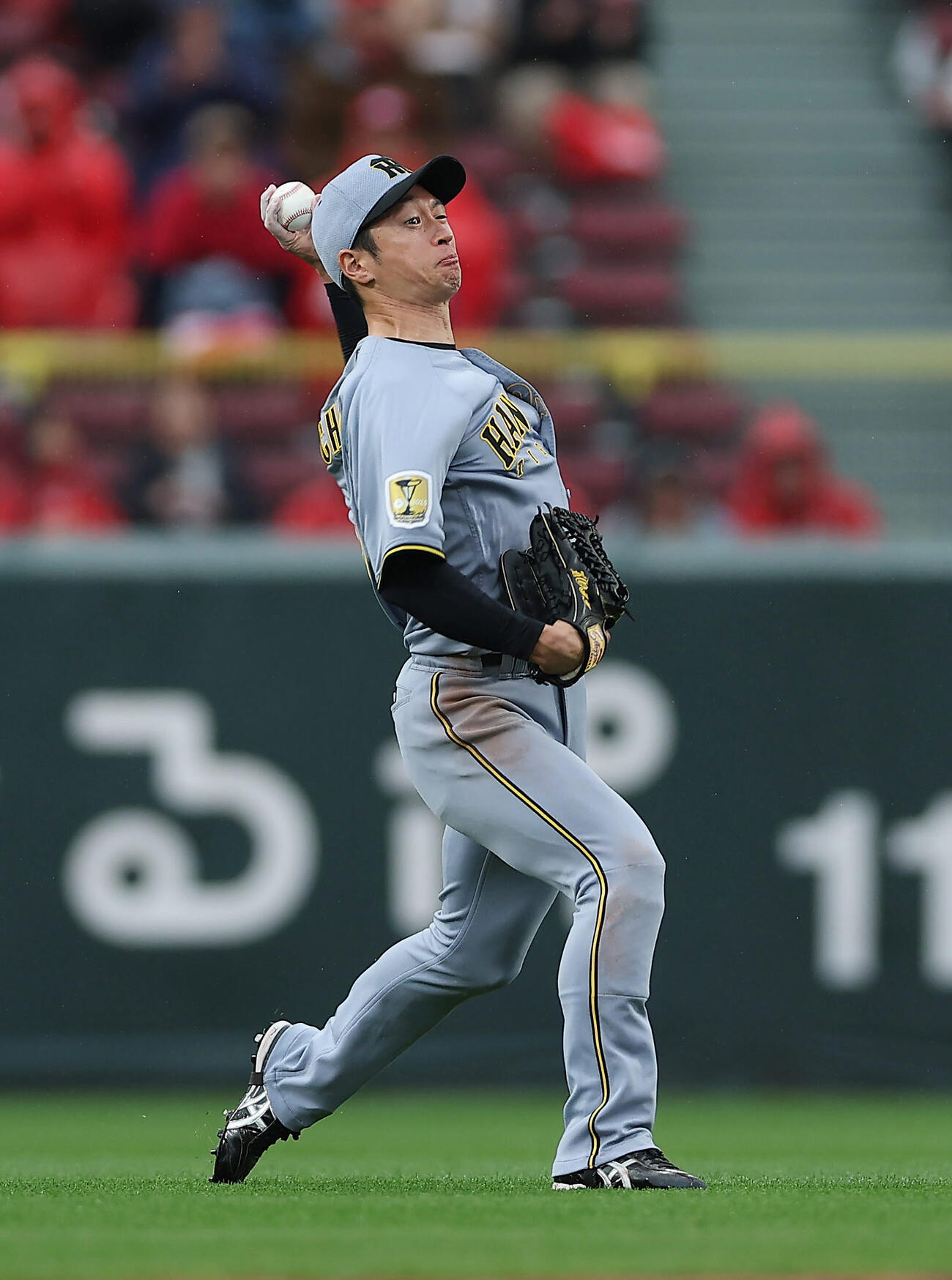 広島対阪神　4回裏広島2死二塁、勝田の中前打を処理し本塁へ送球する近本（撮影・前田充）