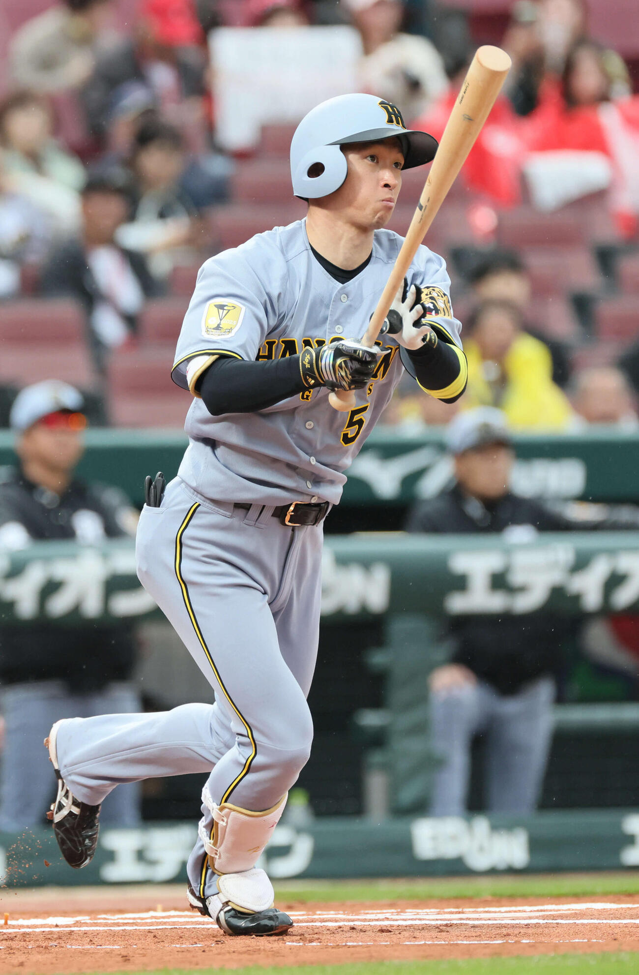 広島対阪神　1回表阪神無死、近本は右二塁打を放つ（撮影・加藤孝規）