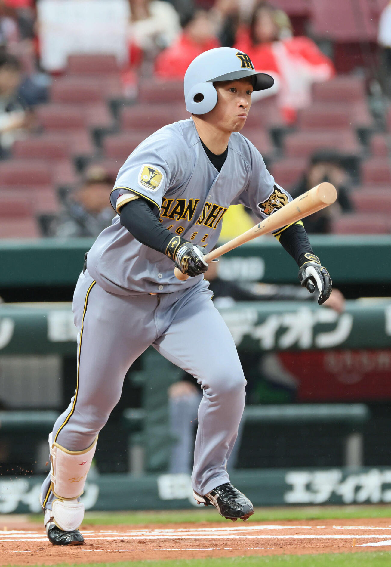 広島対阪神　1回表阪神無死、近本は右二塁打を放つ（撮影・加藤孝規）