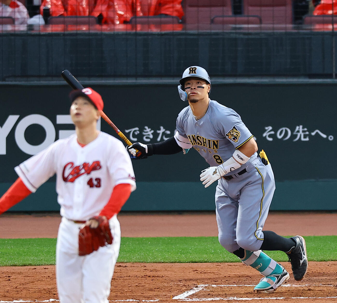 広島対阪神　6回表阪神無死、佐藤は二塁打を放つ（撮影・上田博志）