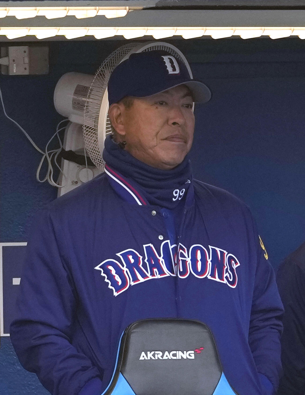 ヤクルト対中日　戦況を見つめる中日井上監督（撮影・小島史椰）