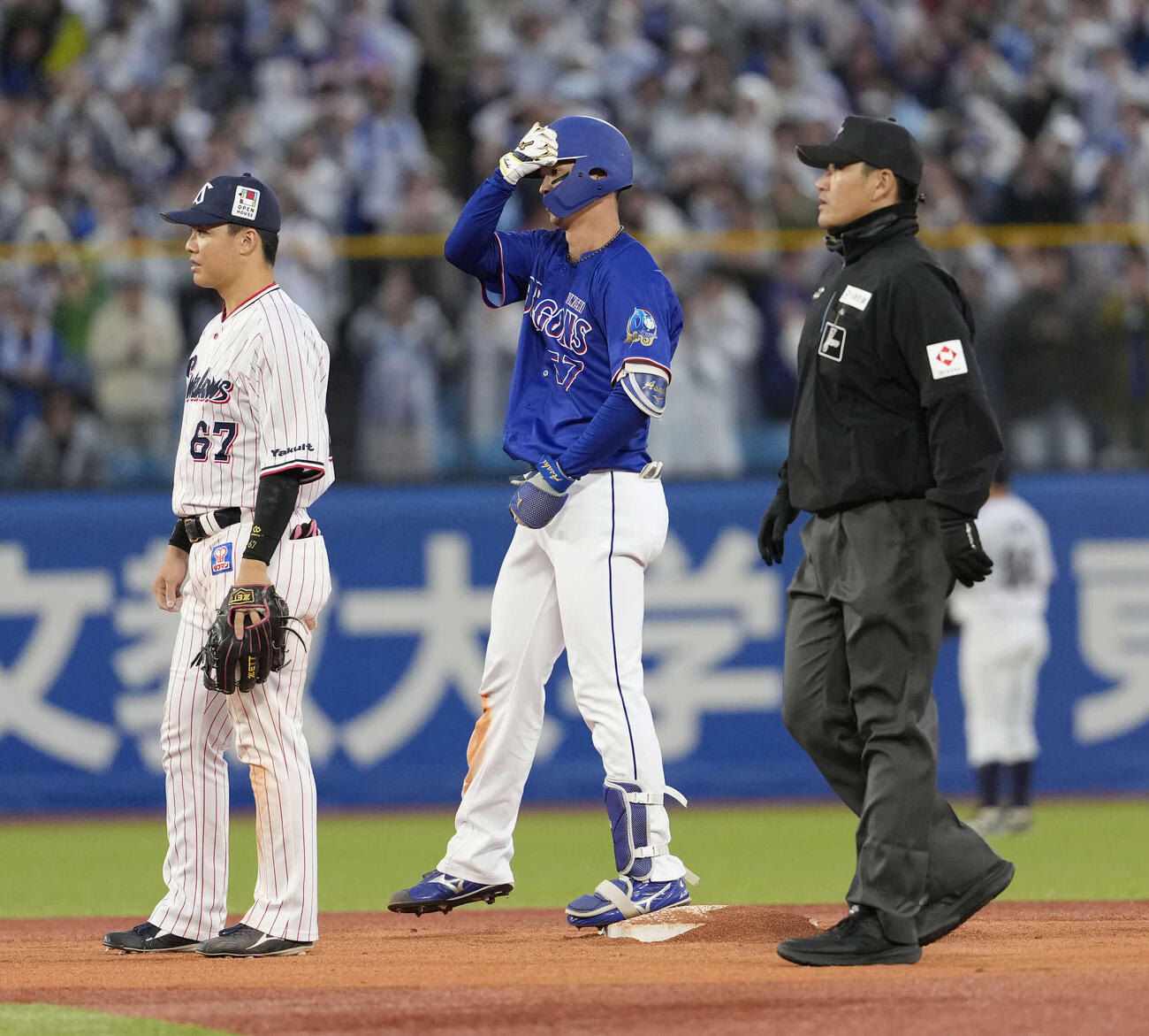 ヤクルト対中日　8回表中日無死一塁、二塁打を放つ花田（撮影・小島史椰）