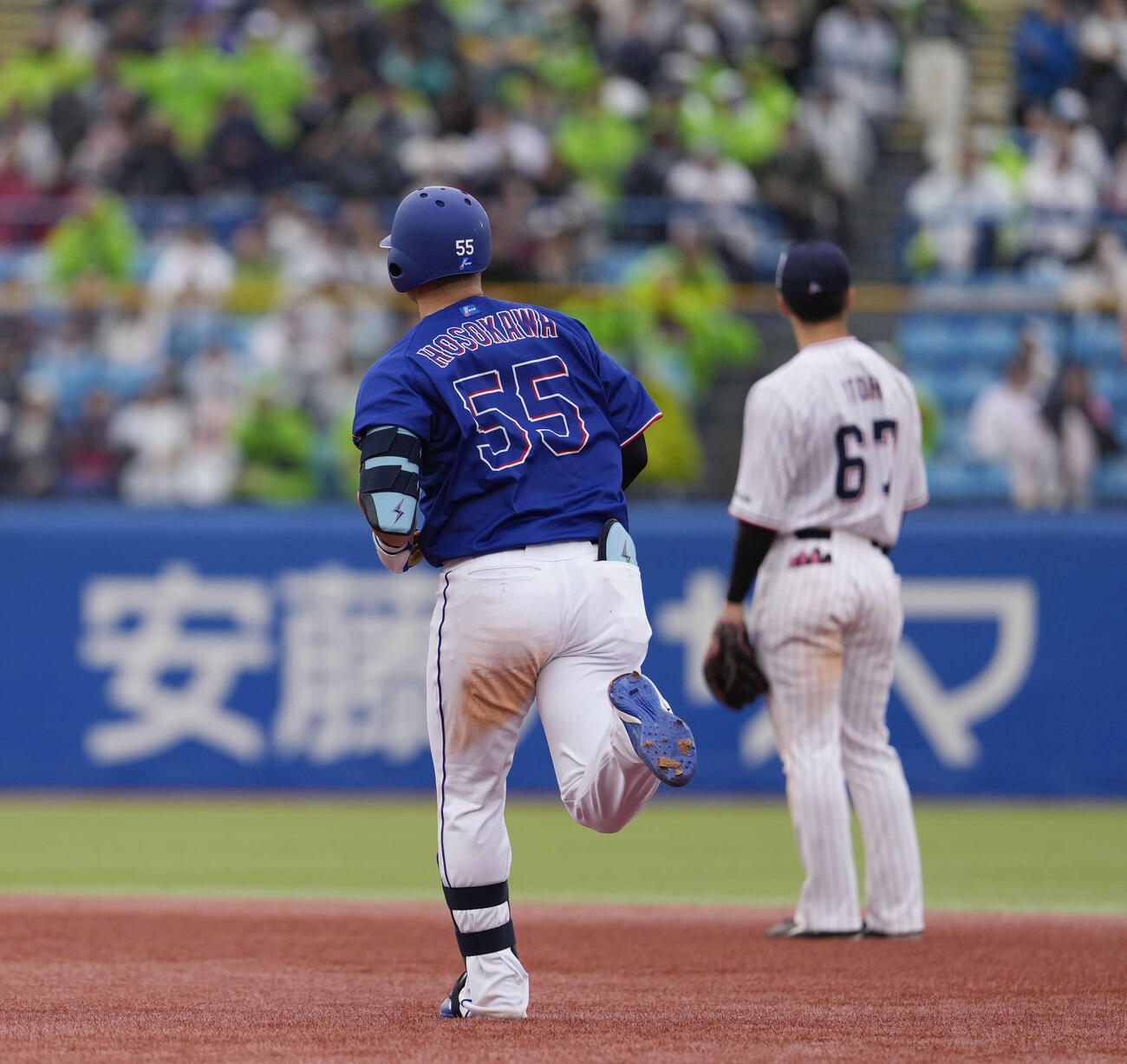 ヤクルト対中日　5回表中日2死二塁、2点本塁打を放つ細川（撮影・小島史椰）