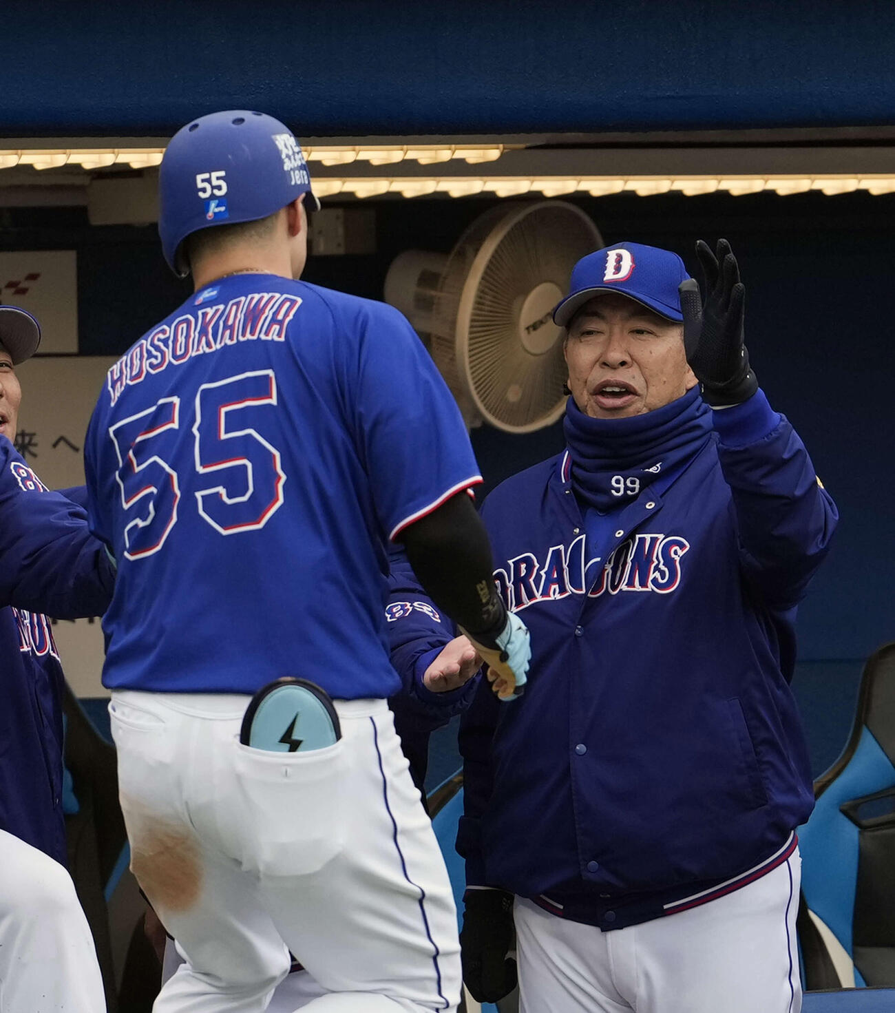 ヤクルト対中日　5表中日2死二塁、2点本塁打を放つ細川（左）とハイタッチする井上監督（撮影・小島史椰）