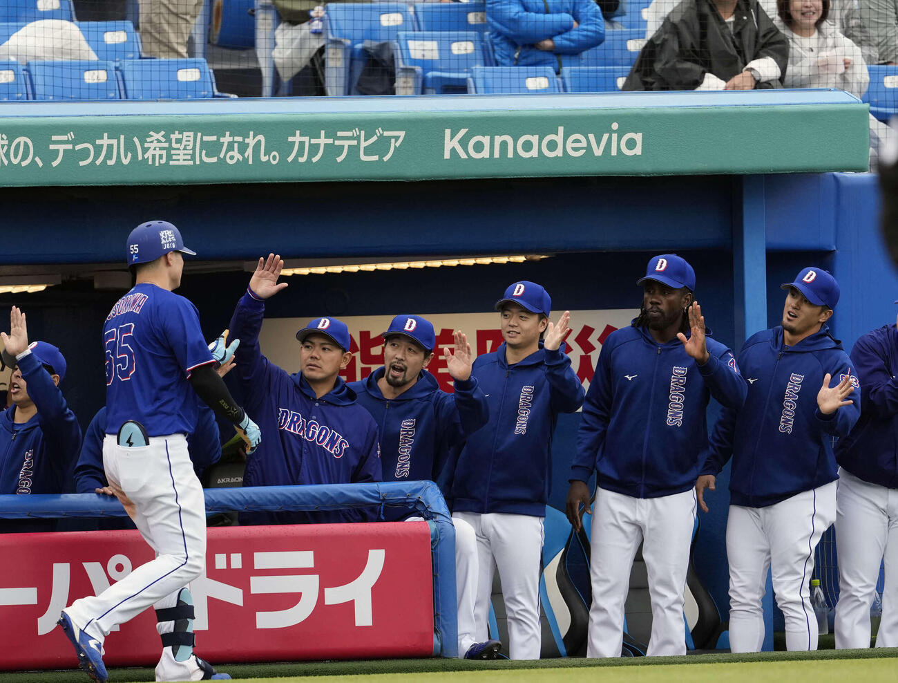ヤクルト対中日　5表中日2死二塁、2点本塁打を放ちナインから祝福される細川（撮影・小島史椰）