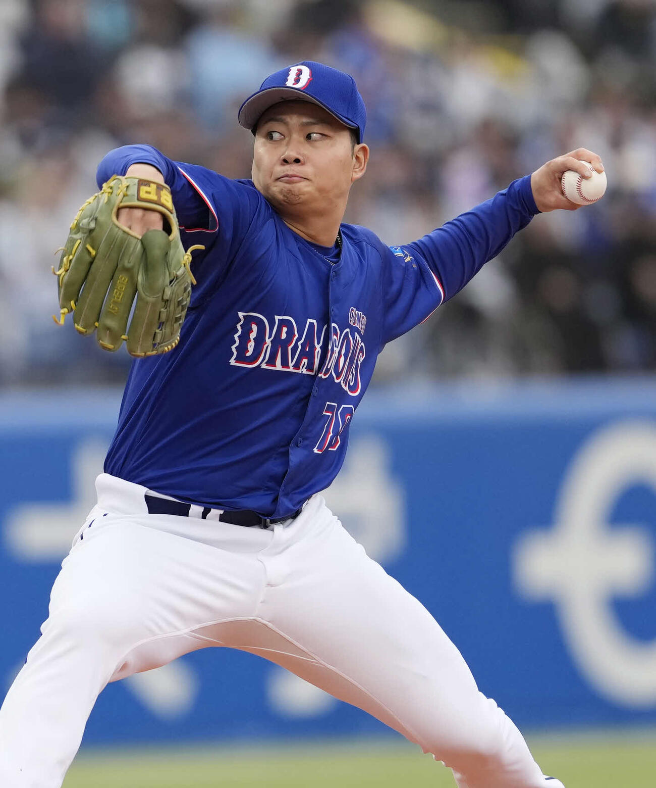 ヤクルト対中日　5回裏途中から登板し力投する4番手の中日近藤（撮影・小島史椰）