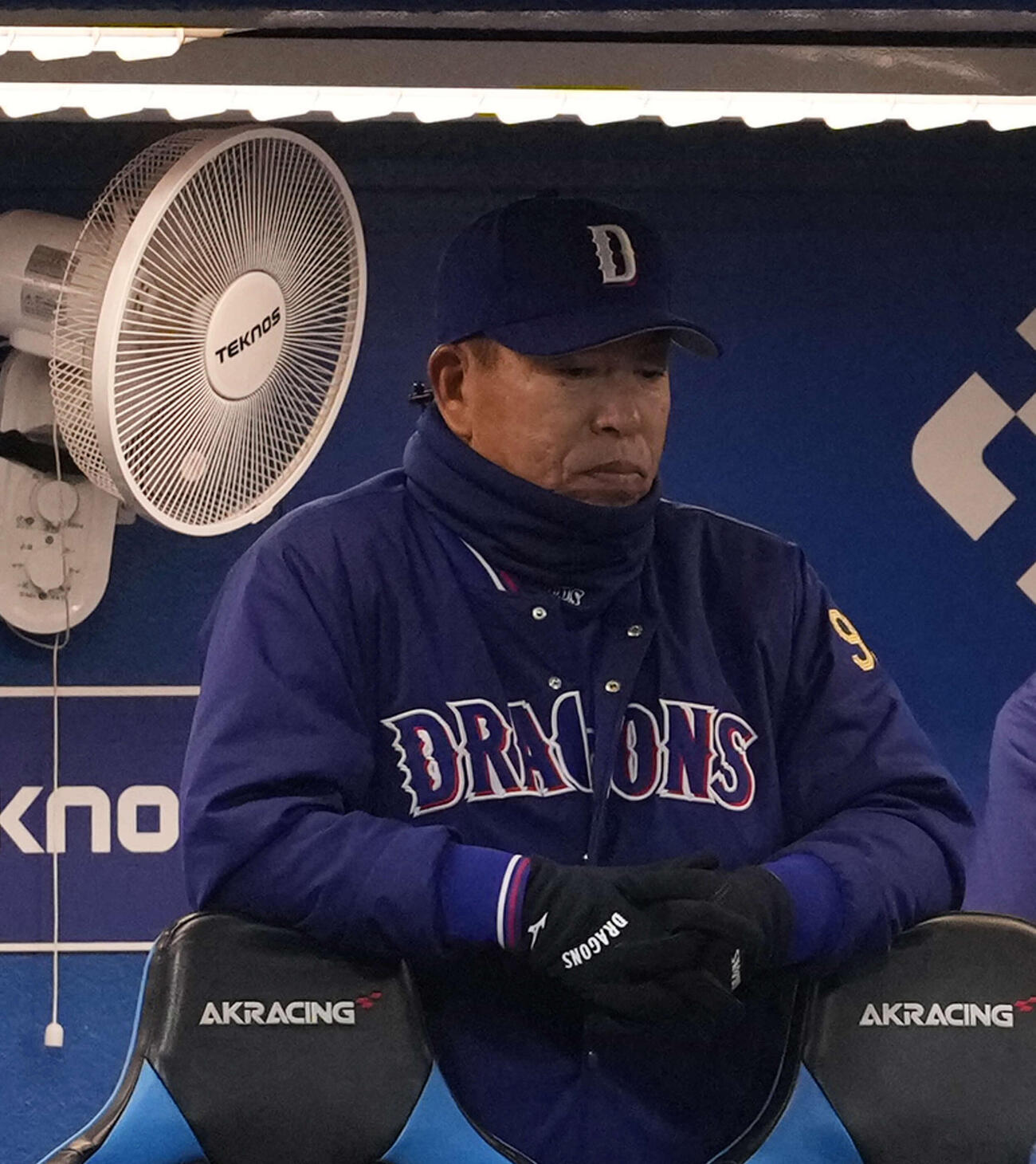 ヤクルト対中日　9回表、うつむく中日井上監督（撮影・小島史椰）