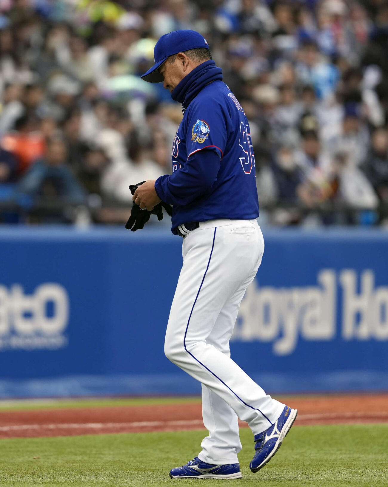ヤクルト対中日　5回裏、交代を告げる中日井上監督（撮影・小島史椰）