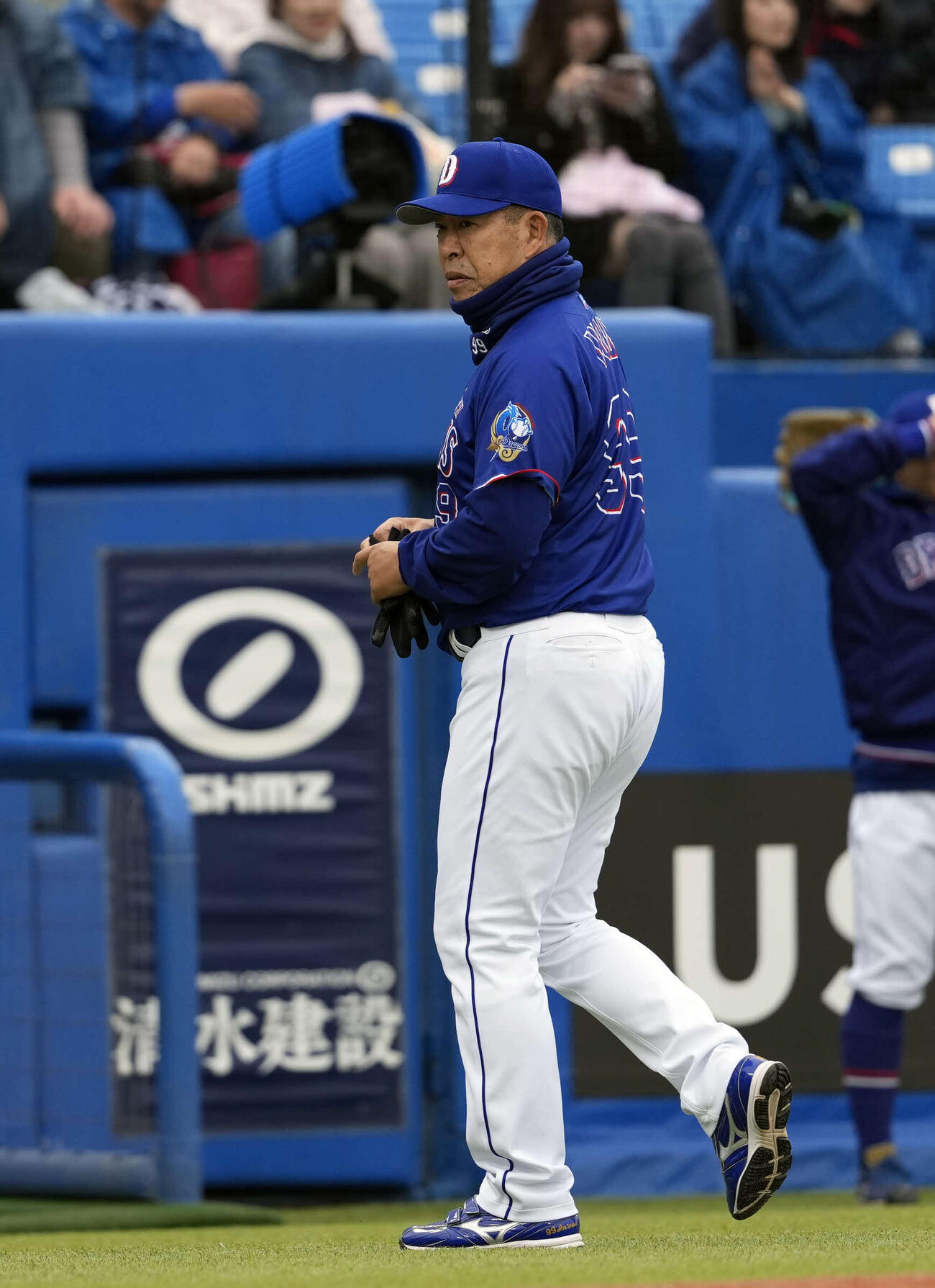 ヤクルト対中日　5回裏、交代を告げる中日井上監督（撮影・小島史椰）