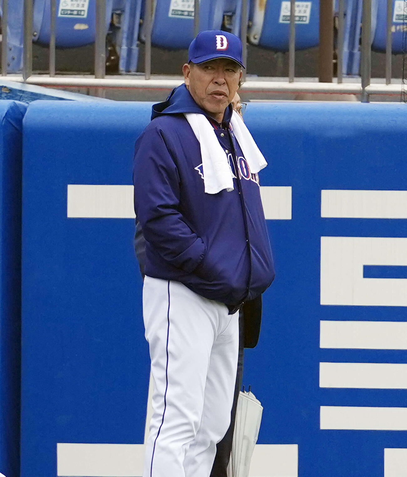 練習を見守る中日井上監督（撮影・小島史椰）