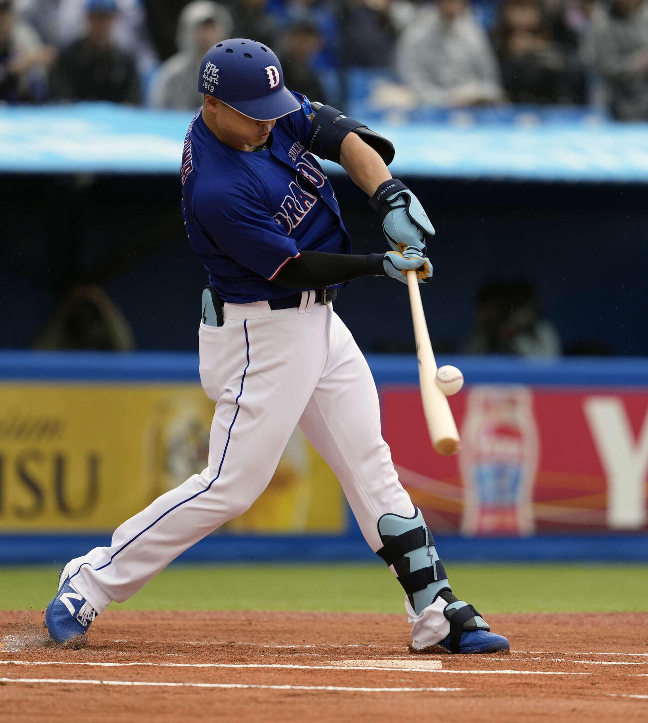 ヤクルト対中日　1回表中日1死一、三塁、先制右犠飛を放つ細川（撮影・小島史椰）