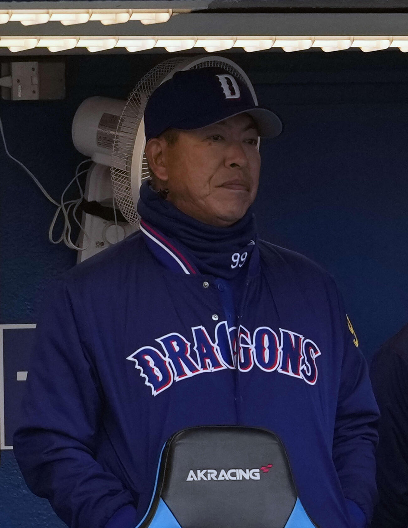 ヤクルト対中日　戦況を見つめる中日井上監督（撮影・小島史椰）
