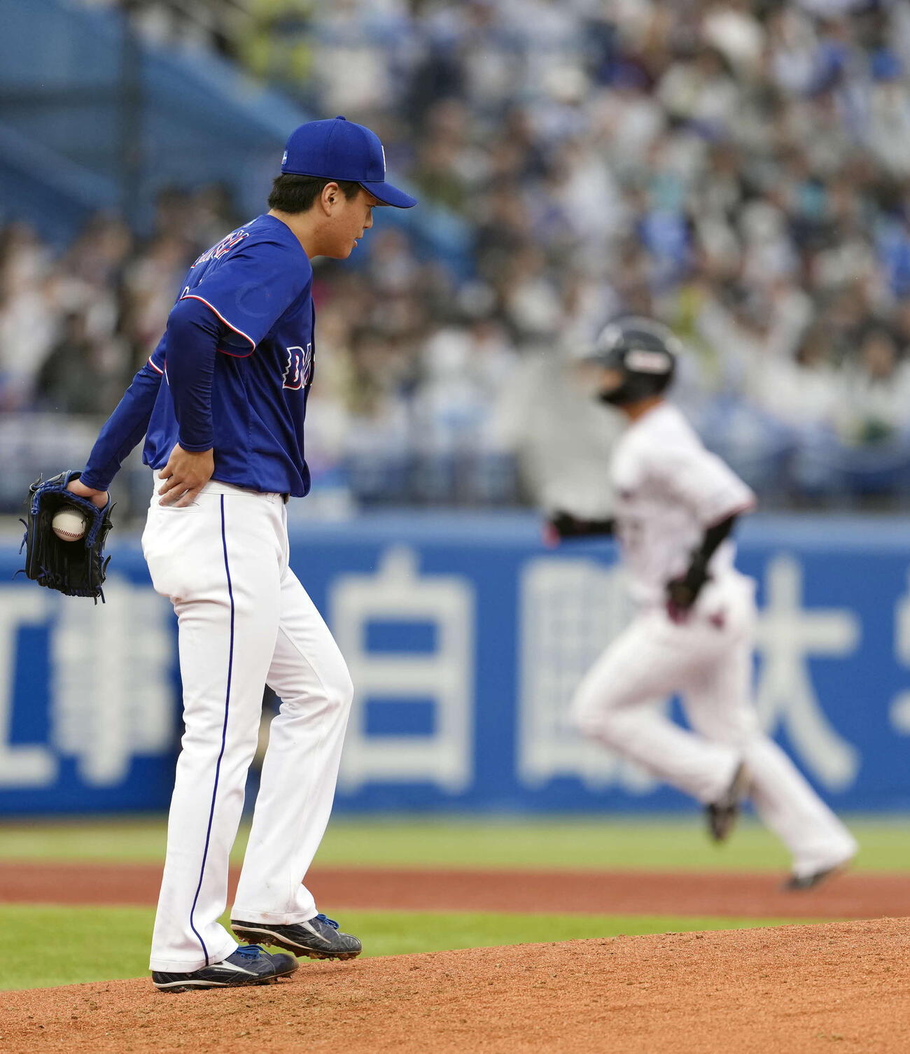 ヤクルト対中日　2回裏ヤクルト1死、伊藤からソロ本塁打を浴びる桜井（撮影・小島史椰）