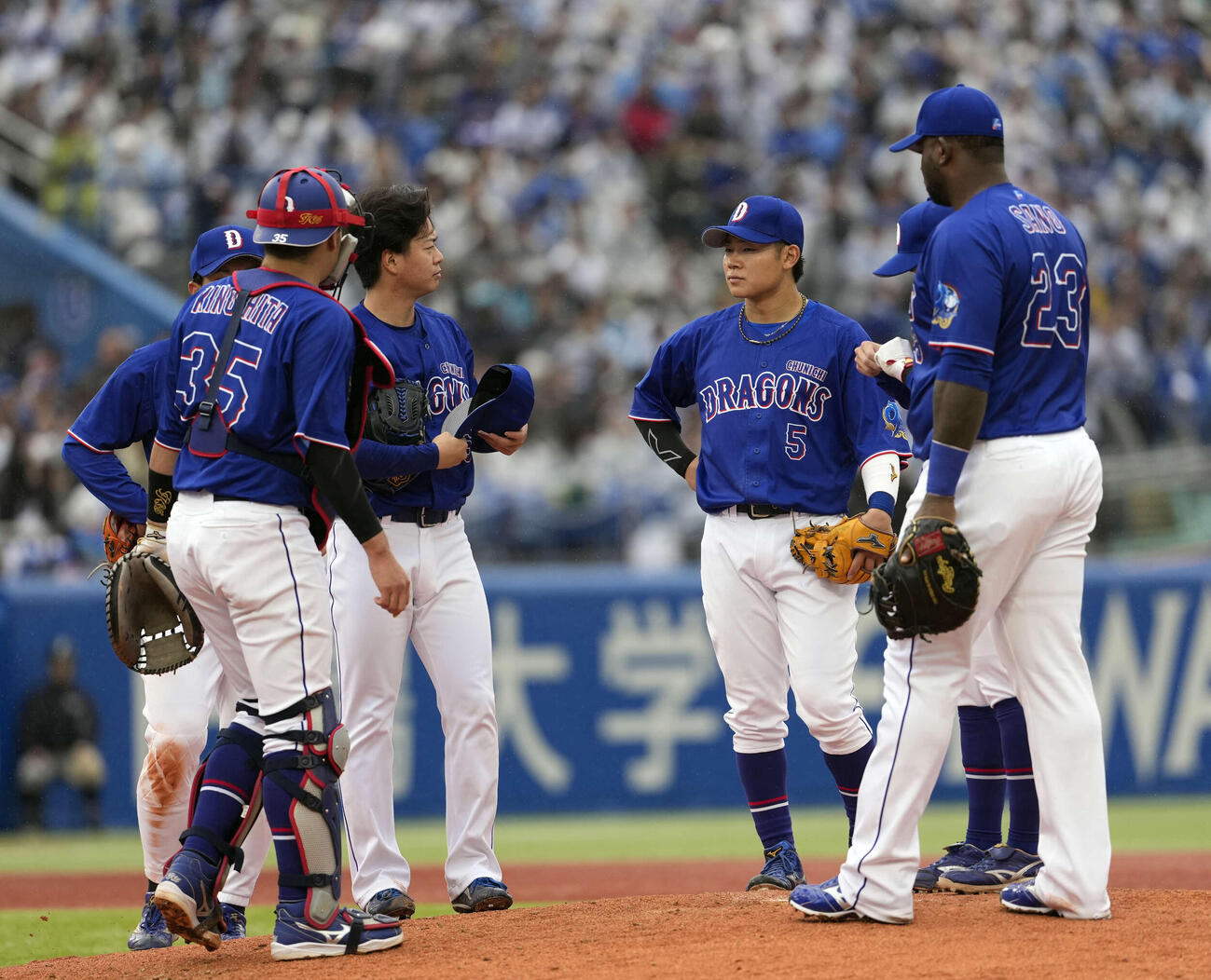 ヤクルト対中日　3回裏ヤクルト無死、マウンドに集まる中日ナイン（撮影・小島史椰）