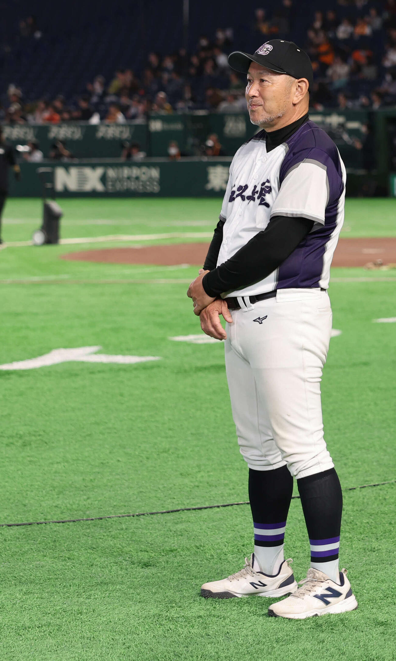 履正社対佐久長聖　試合前笑顔で選手を見守る佐久長聖・野々垣監督（撮影・水谷安孝）