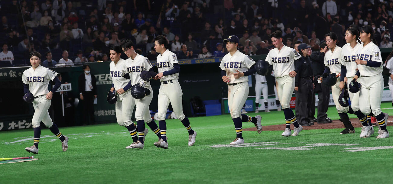 佐久長聖対履正社　日本一を逃しうなだれる履正社ナイン（撮影・水谷安孝）