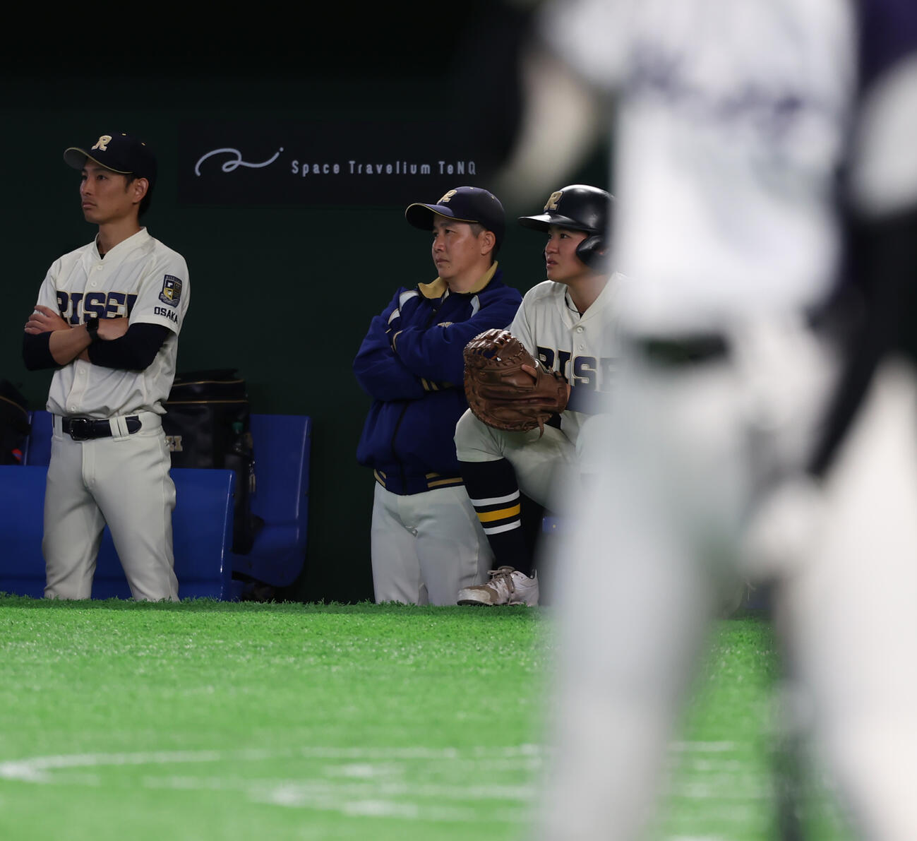 佐久長聖対履正社　戦況を見守る履正社・橘田監督（中央）（撮影・水谷安孝）