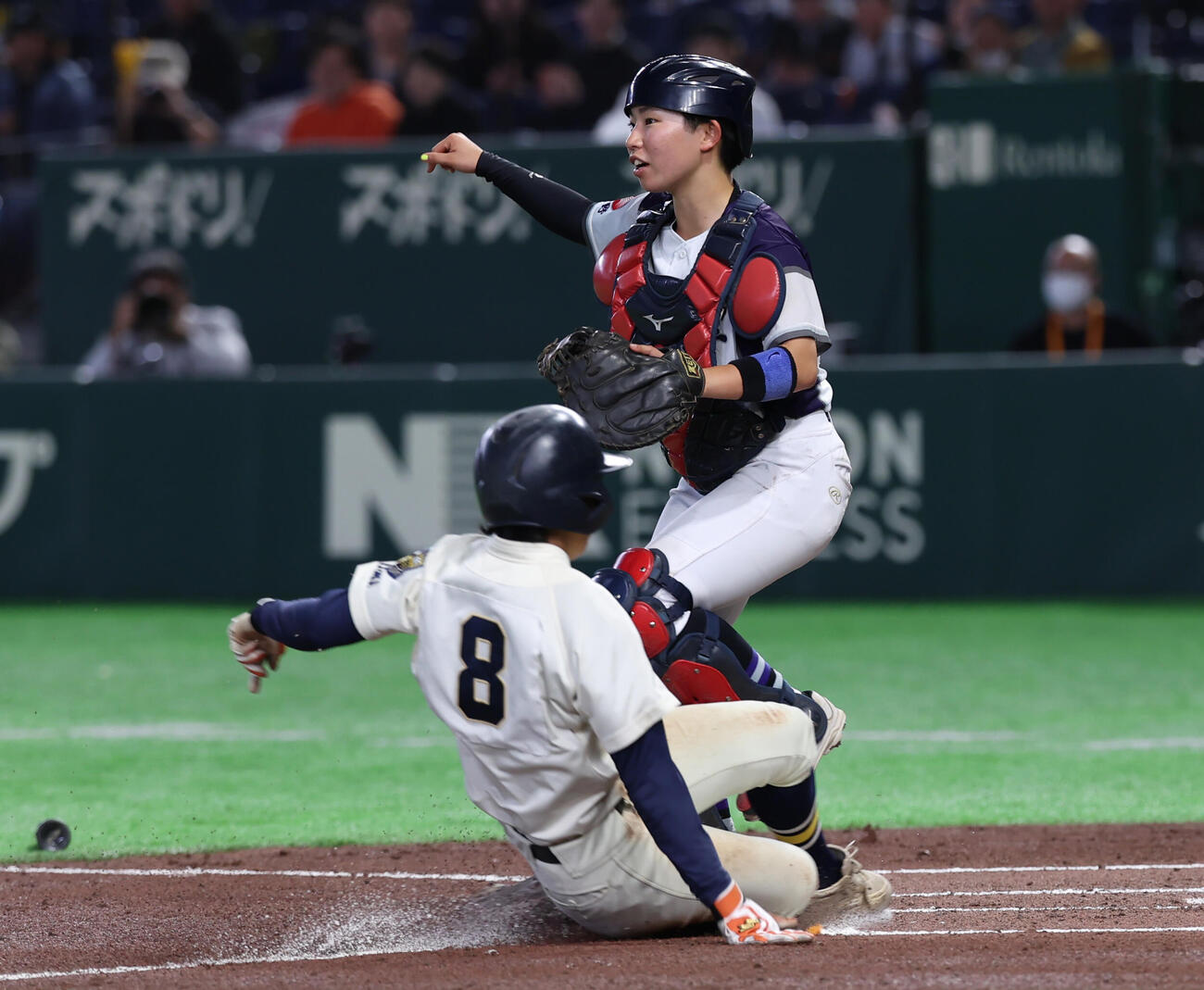 佐久長聖対履正社　1回裏履正社1死二、三塁、スクイズで生還する松村（撮影・水谷安孝）