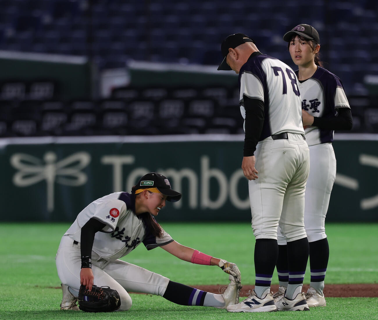 佐久長聖対履正社　5回裏履正社1死満塁、足がつる阿部（撮影・水谷安孝）
