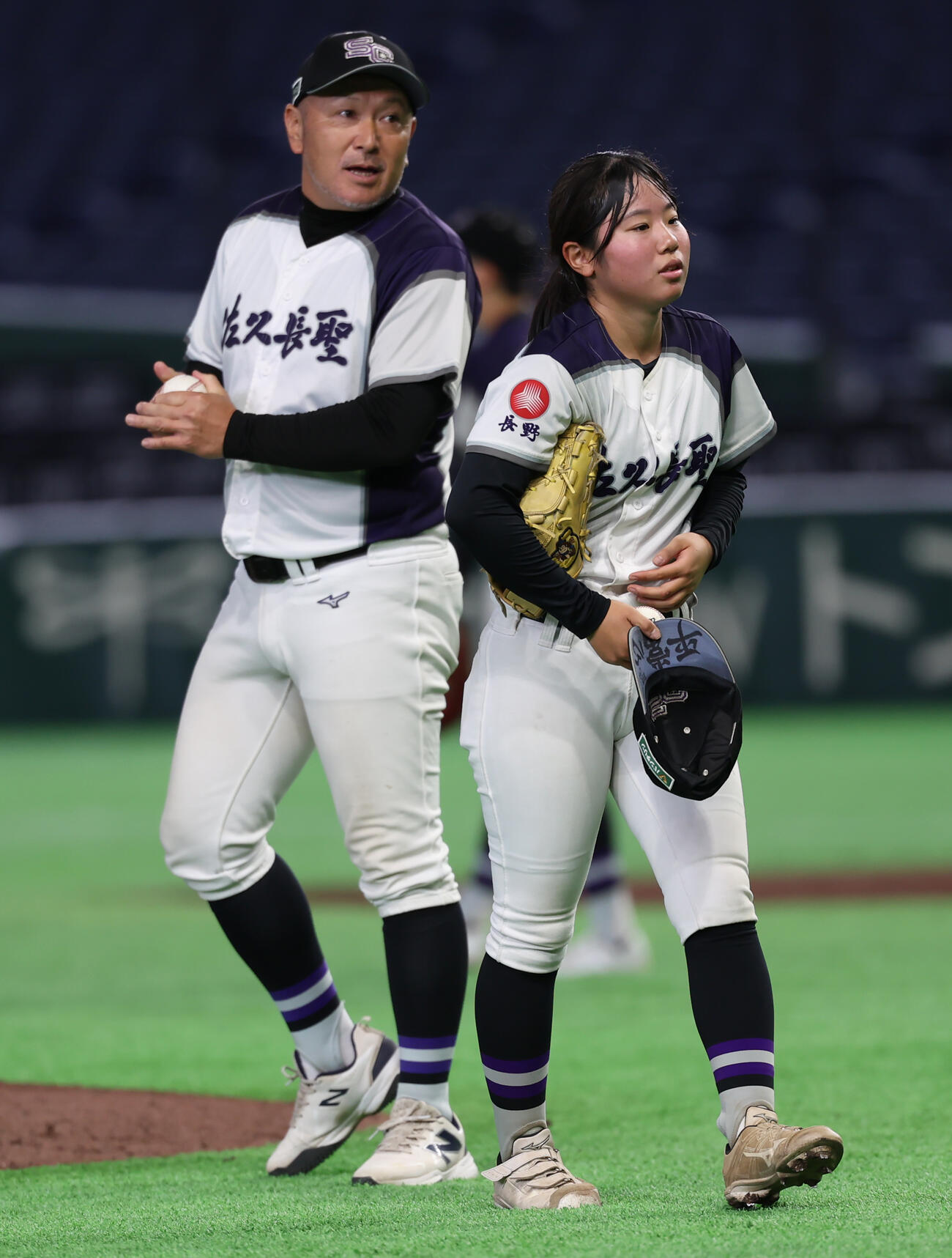 佐久長聖対履正社　5回裏履正社1死満塁、野々垣監督に交代を告げられ浦川（撮影・水谷安孝）
