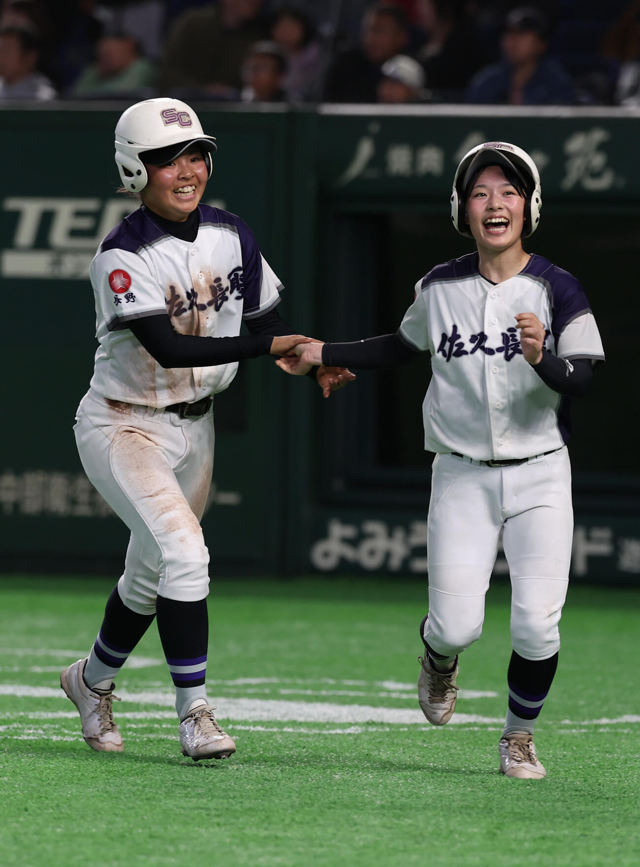 佐久長聖対履正社　4回表佐久長聖1死一、二塁、小池の2点適時三塁打で生還し笑顔を見せる平塚（右）と鈴木（撮影・水谷安孝）
