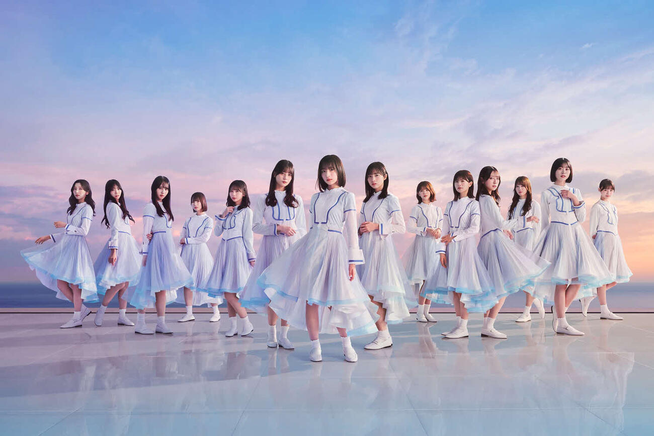 5月28日のDeNA－オリックス戦で横浜スタジアムに来場する日向坂46（球団提供）