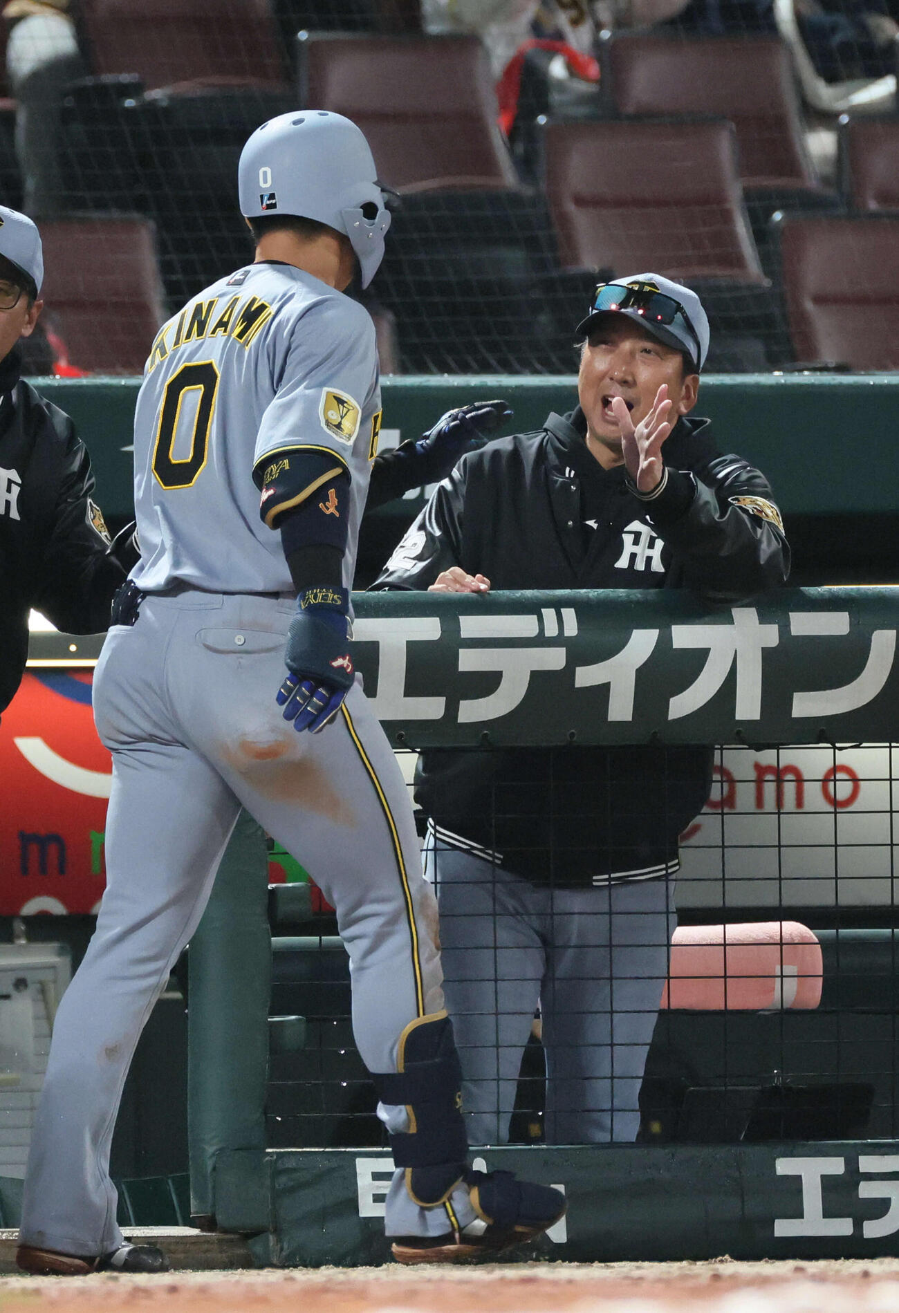 広島対阪神　10回表阪神1死一塁、勝ち越しの右越え2点本塁打を放った木浪を迎える藤川監督（撮影・加藤孝規）
