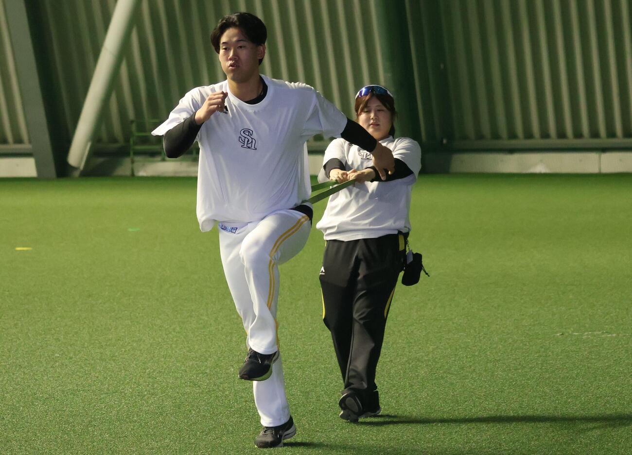ソフトバンク稲川（左）は斎藤トレーナーとともにトレーニングを行う