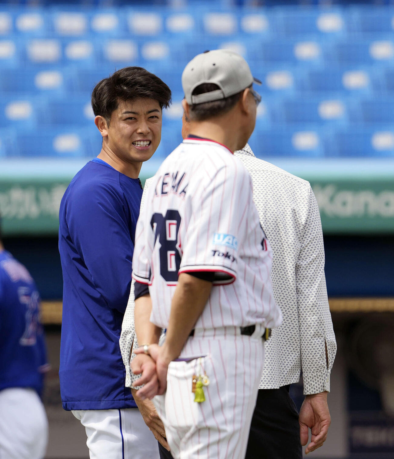 ヤクルト対中日　ヤクルト池山監督（右）にあいさつする中日松山（撮影・小島史椰）